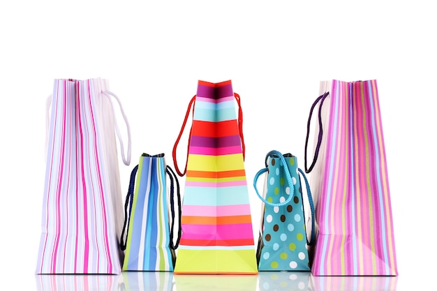 Bolsas de regalo de colores aislados en blanco