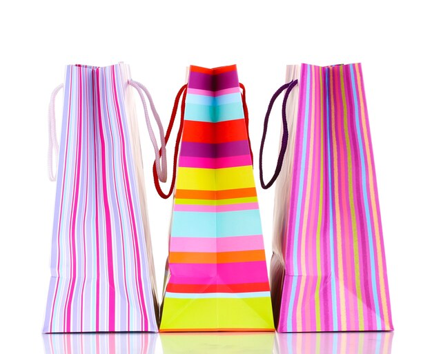 Bolsas de regalo de colores aislados en blanco