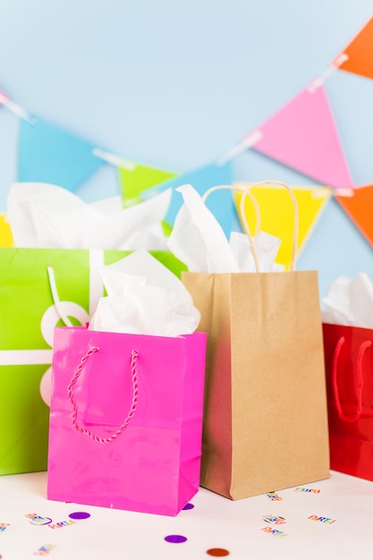 Bolsas de regalo en la fiesta de cumpleaños de los niños en la mesa.