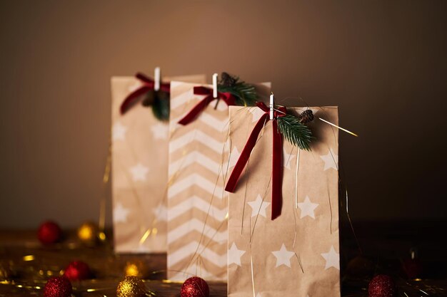 Foto bolsas de regalos de navidad con decoración y adornos de navidad