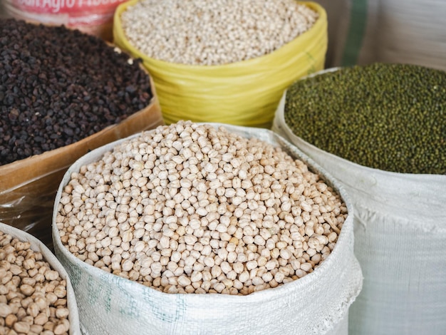 Bolsas y tazones con especias aromáticas en el mercado