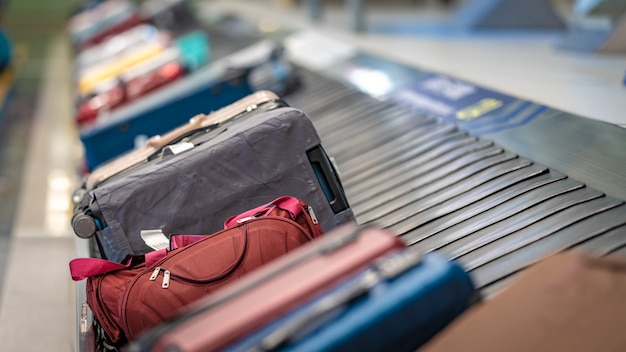 Foto bolsas de viaje en la cinta transportadora en el aeropuerto