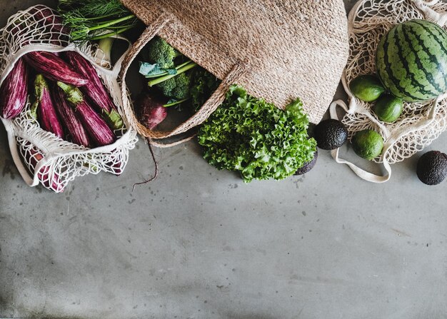 Bolsas de yute ecológicas llenas de verduras frescas copia espacio