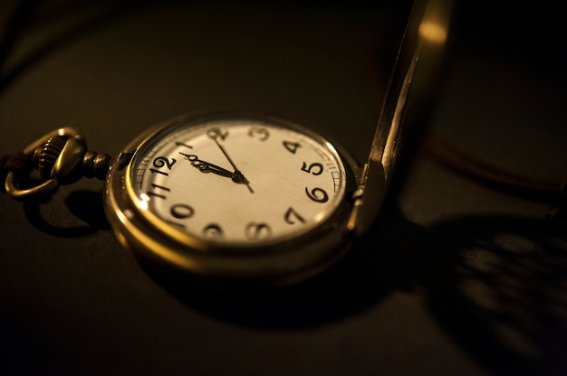 Bolsillo de reloj vintage con fondo de sombra