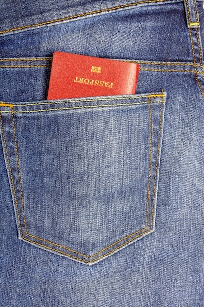 Foto en un bolsillo vaqueros azul oscuro insertado en el pasaporte.