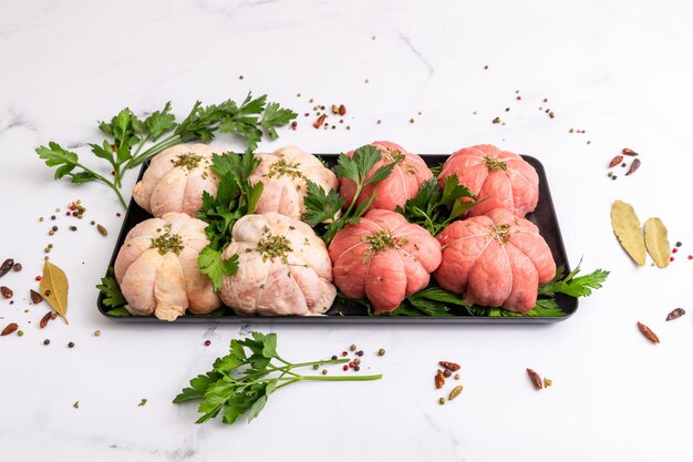 Bolsillos de carne cruda y pollo con perejil en un plato