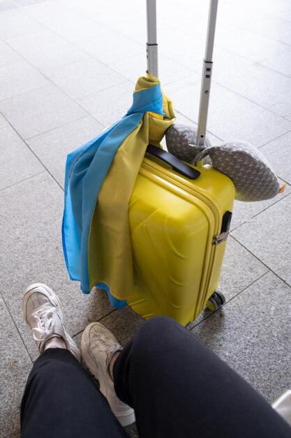 Bolso amarillo con bandera ucraniana viajero