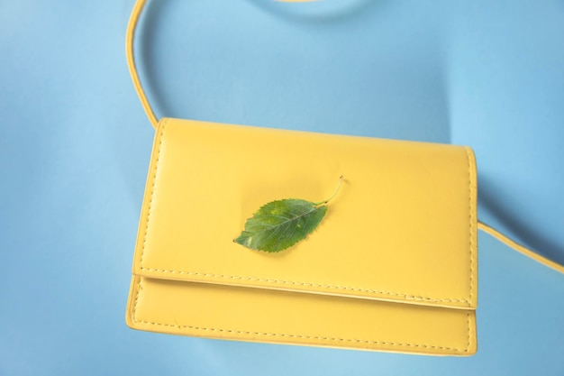 Bolso amarillo con hoja verde