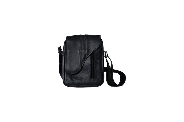 Bolso bandolera casual de cuero negro aislado sobre fondo blanco.