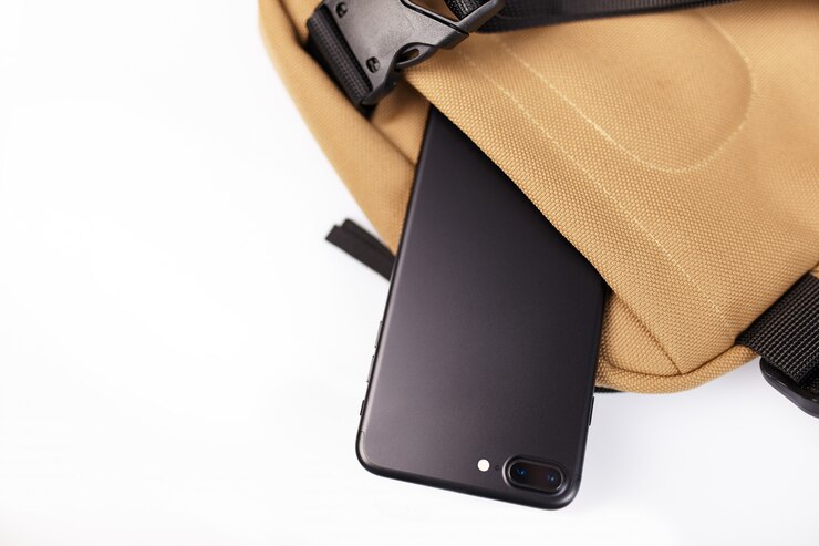 Bolso beige sobre un fondo blanco aislado con un bolsillo oculto para un teléfono móvil de cerca