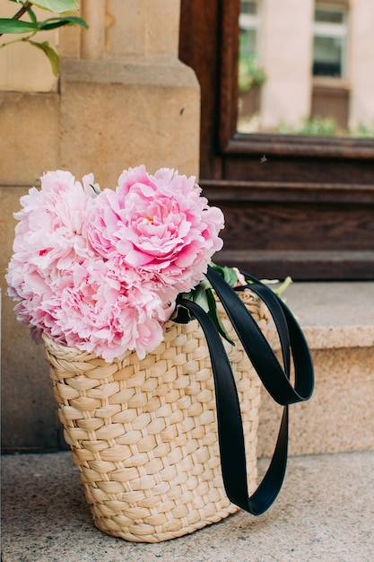 Bolso cesta con peonias rosas