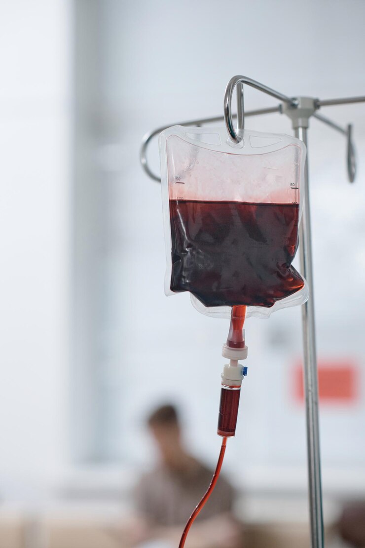 Bolso com sangue de doadores em um estande no hospital