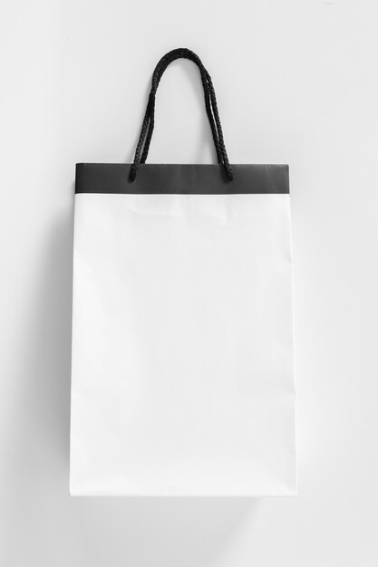 Foto bolso de compras en blanco blanco aislado