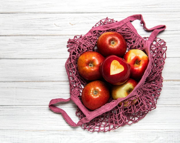 Foto bolso de compras de malla con manzanas