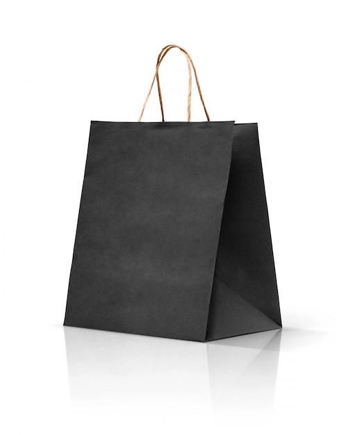 Bolso de compras de papel negro de Kraft aislado en el fondo blanco