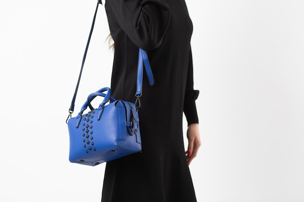 Bolso de cuero azul oscuro para mujer de estilo vintage, candado negro, vista frontal. El bolso de moda para la oficina, los viajes de negocios o las ocasiones informales aislados en el fondo blanco.