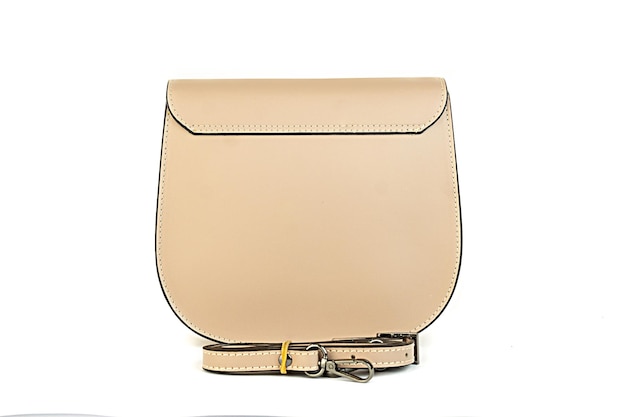 Bolso de cuero beige aislado sobre fondo blanco bolso de mano minimalista