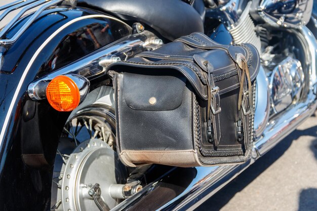 Bolso de cuero biker en primer plano de una motocicleta. Concepto de viaje en moto