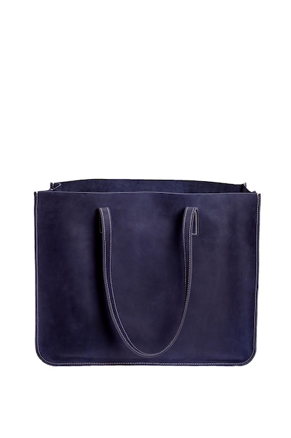 Bolso de cuero femenino azul oscuro con detalles de piel de reptil aislado en blanco