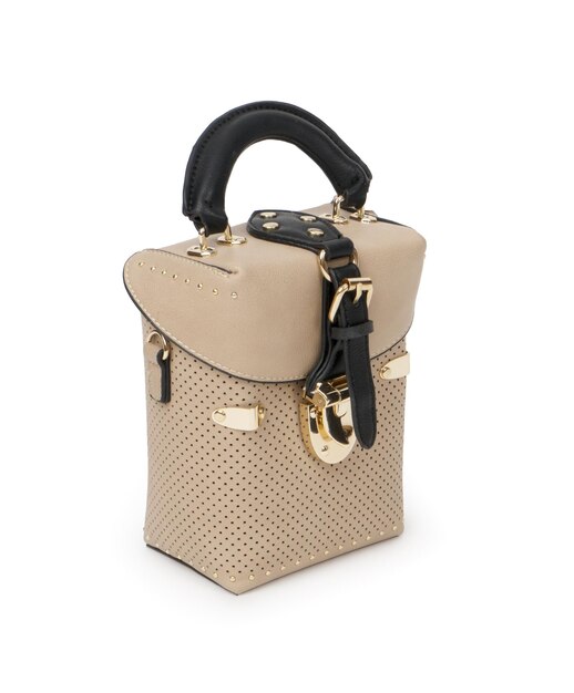 Bolso de cuero para mujeres sobre un fondo blanco
