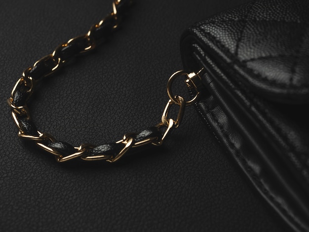 Bolso de cuero negro con cadena dorada