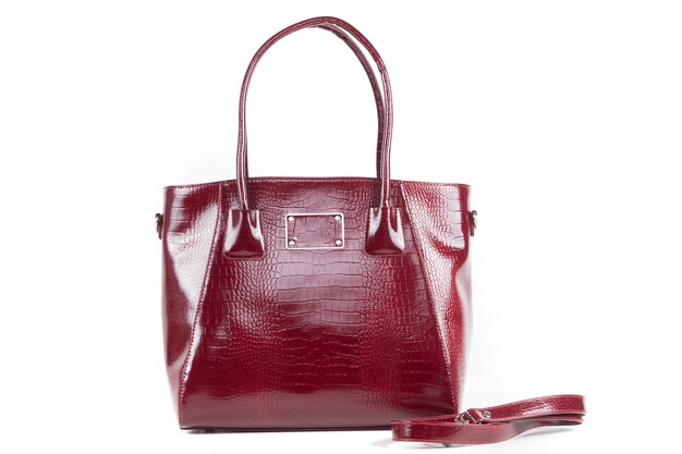 Bolso de cuero de las señoras con estilo rojo sobre un fondo blanco.