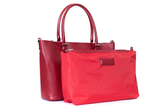 Bolso de cuero de las señoras con estilo rojo sobre un fondo blanco.