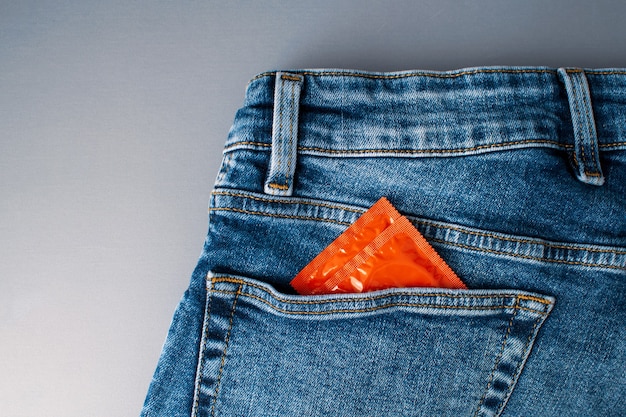 Bolso de calça jeans com camisinha vermelha