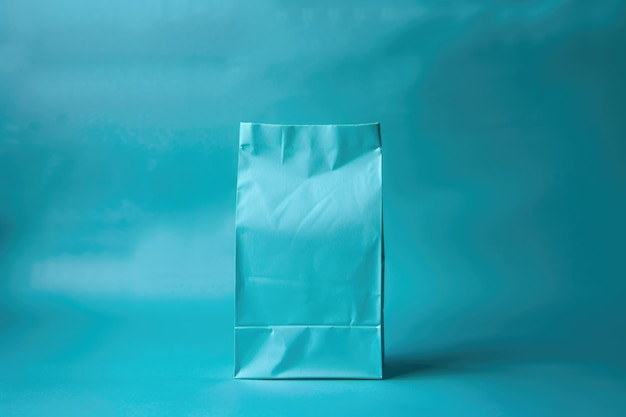 Bolso de papel azul pálido vintage em fundo de mesa para conceito de simplicidade