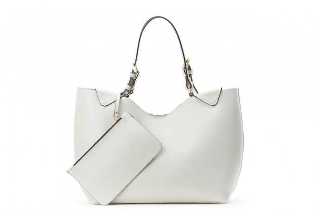 Bolso femenino de cuero blanco aislado sobre blanco