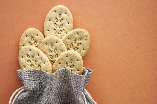 Bolso de lona reutilizable y galletas multigrano.