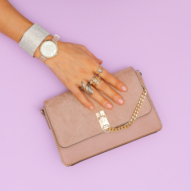 Foto bolso de mano de lujo y elegantes joyas de oro. tendencias dama accesorios