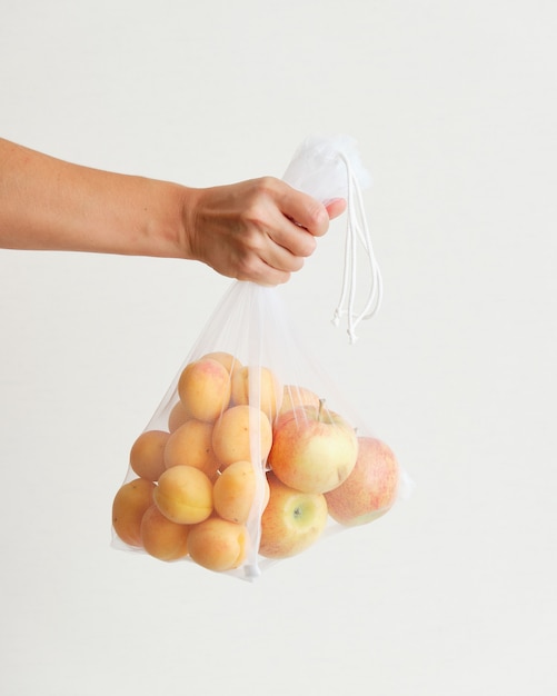 Bolso de mano con manzanas y albaricoques