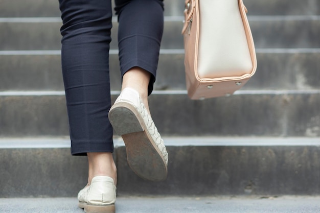 Bolso de mano de mujer en las escaleras