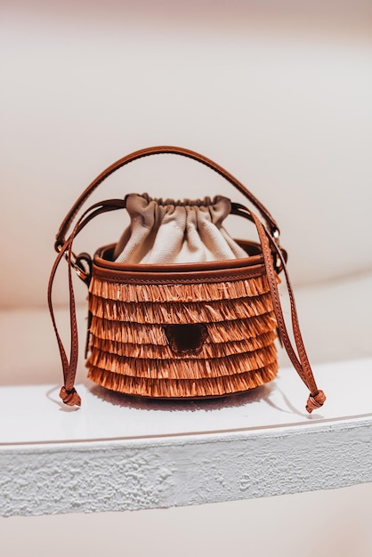 Bolso de mano de mujer marrón diminuto de verano en un soporte Accesorios de moda con estilo