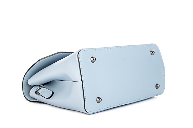 Bolso monedero de moda azul sobre fondo blanco aislado