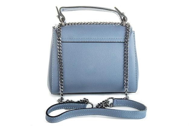 Bolso monedero de moda azul sobre fondo blanco aislado