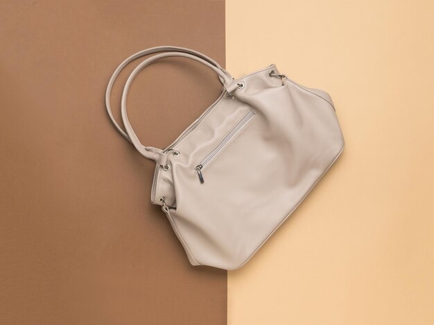 Foto bolso de mujer de cuero beige con fondo de dos tonos accesorios para mujeres