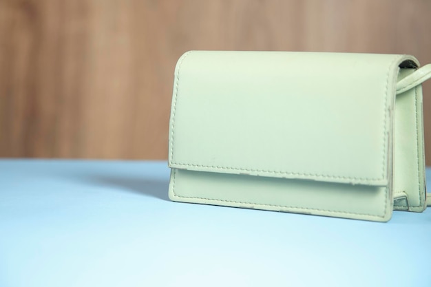 Bolso de mujer verde sobre la mesa