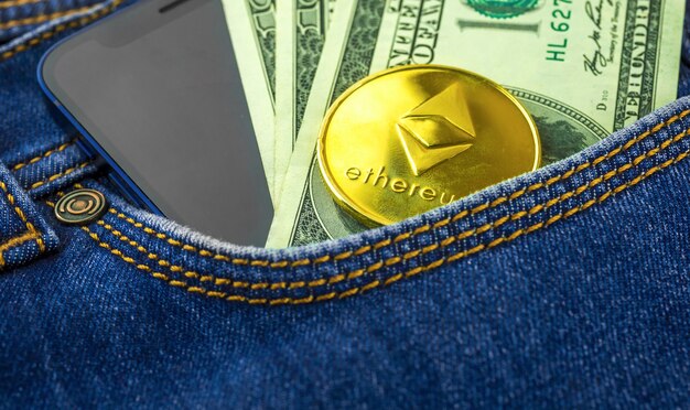 Bolso para moedas ethereum de jeans azul, conceito de negociação e investimento com criptomoeda, foto de negócios e finanças