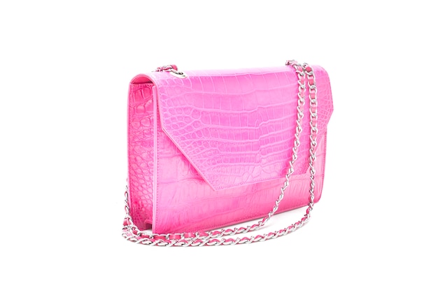 Bolso rosa de lujo confeccionado en piel de cocodrilo sobre blanco