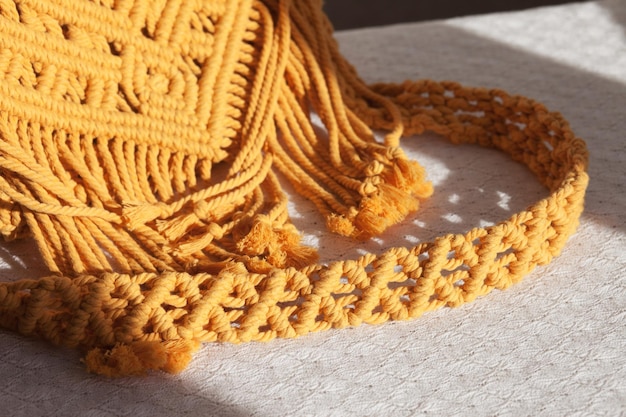 Bolso srossbody de algodón macramé hecho a mano Bolso ecológico para mujer de cuerda de algodón Bolso de estilo escandinavo Accesorios de moda sostenible de color amarillo Detalles Imagen de primer plano