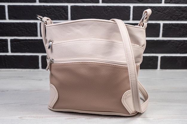 Un bolso tote de cuero beige con la palabra amor en el frente.