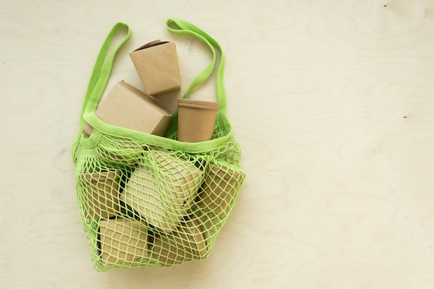 Foto bolso tote de malla verde con cajas de paquetes