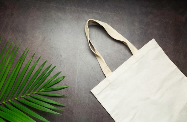 Bolso tote de tela de lona blanca. Maqueta de saco de compras de tela con espacio de copia.