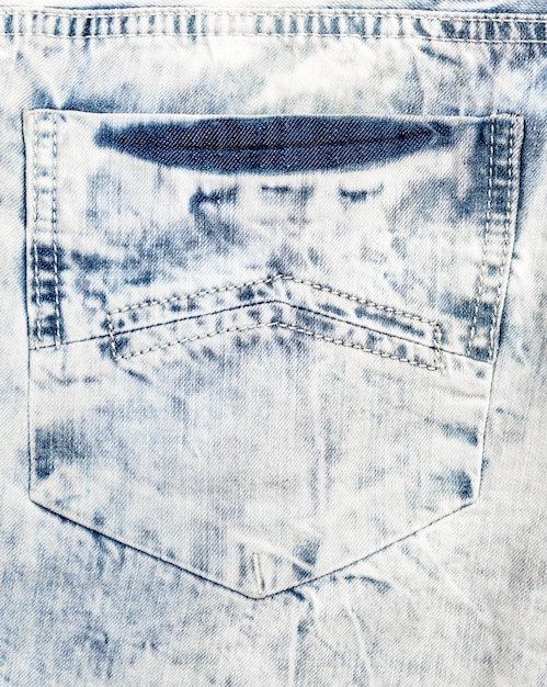 Foto bolso traseiro texturizado de jeans azul claro fechar