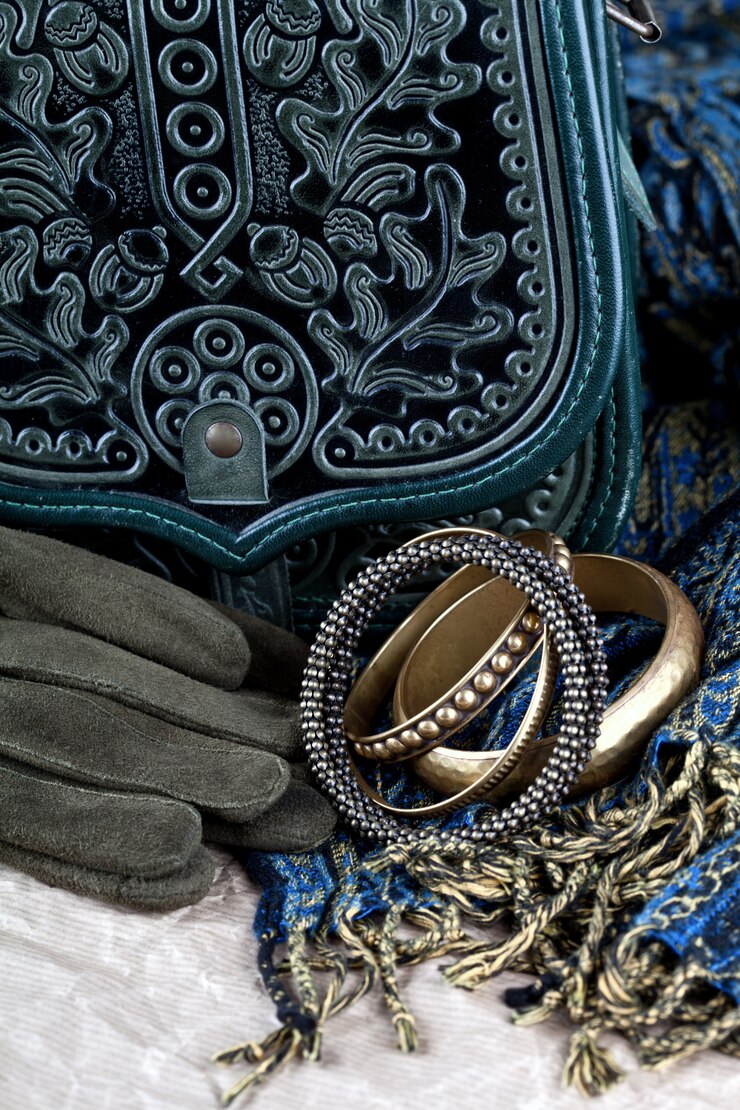 Foto bolso vintage, guantes de piel, pulseras y bufanda.