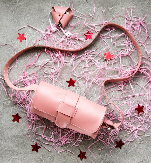 Bolsos y accesorios en piel rosa.