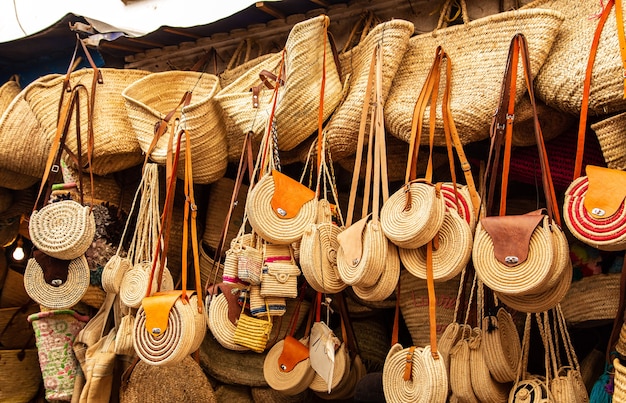Bolsos de cuero brillante en el mercado marroquí. Recuerdos hechos a mano, Fez, Marruecos.