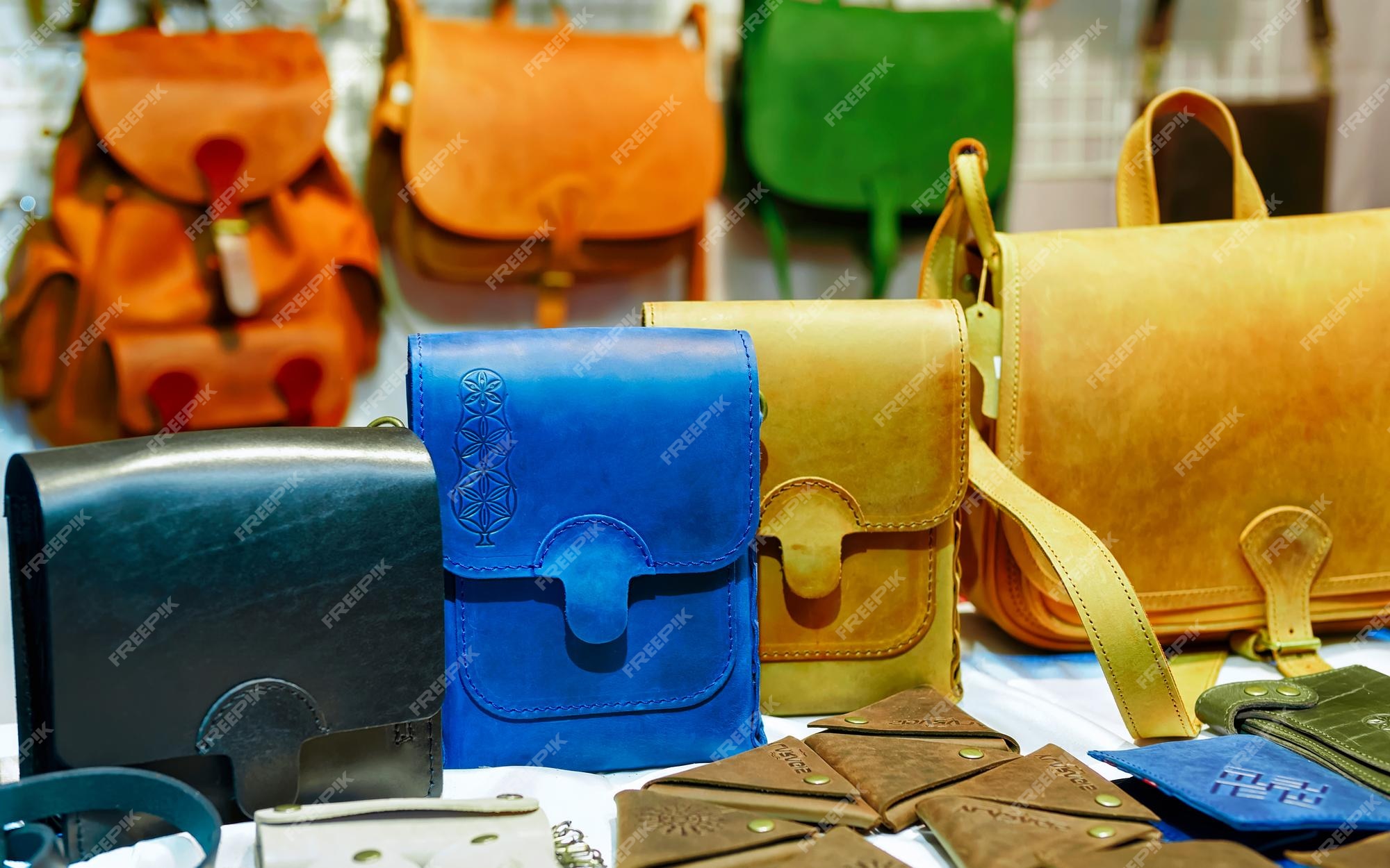 Bolsos hechos a mano en el mercado navideño de vilnius en lituania. en europa en invierno. feria alemana de navidad y en la calle. decoración de adviento y